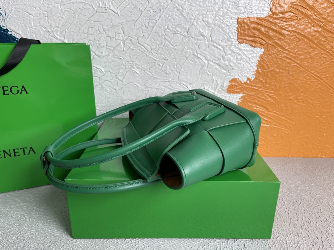 보테가베네타 Arco 인트레치아토 스몰 그린 토트백